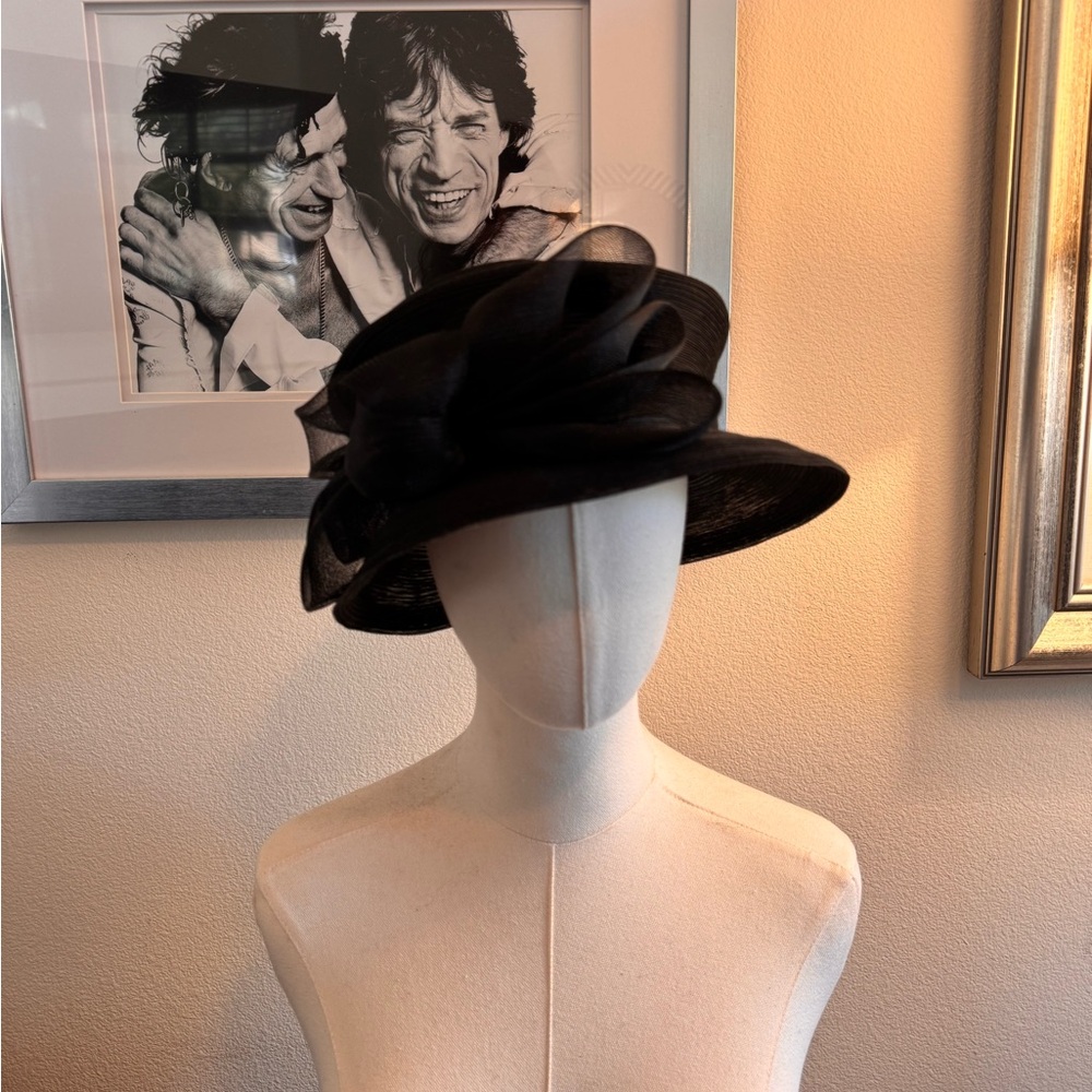 Sophisticated Black Wide-Brimmed Hat